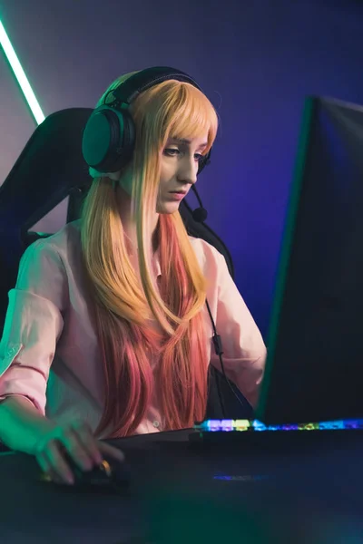 Hermosa chica gamer profesional que participa en el torneo de ciberdeporte neón luz medio tiro esport concepto en interiores — Foto de Stock