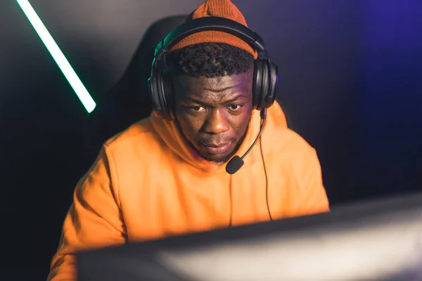 Gamer club. African-American focused male gamer in a yellow hoodie and professional headset. Online competition concept. — Fotografia de Stock