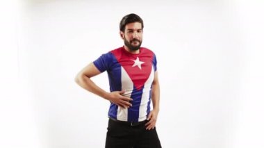 Seksi baştan çıkarıcı Latin dansı. Stüdyoda dans eden yakışıklı sakallı genç adam üzerinde Küba bayrağı olan bir tişört giyiyor ve izleyicileri onunla dans etmeye teşvik ediyor..