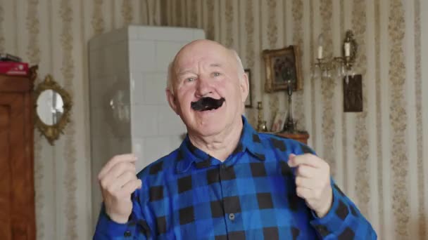 Evropan středního věku s falešným knírem dává ruce dolů domů pozadí — Stock video