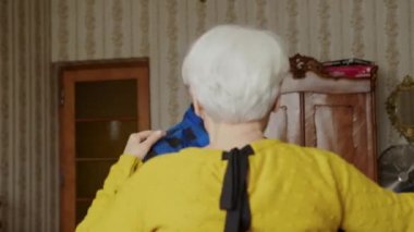 Olgun, evli bir çift oturma odasında dans ediyor. Yaşlılar konsepti destekliyor. 