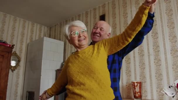 Mediana edad pareja caucásica bailando en casa personas mayores concepto de apoyo — Vídeo de stock