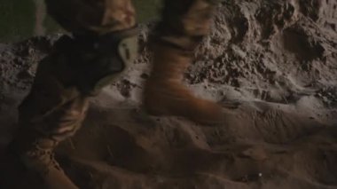 Asileri aramak için askerleri mağaranın karanlığından topluyorlar. 