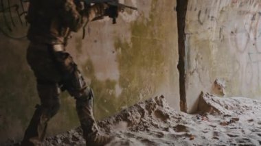 Ordu düşmanın saklandığı yere dalıyor. 