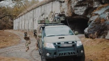 Savaş alanında pusu kuran yoğun kadın alayı