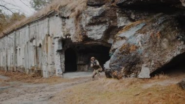 Teğmen hanım, alay ekibine komünist işaretleri veriyor. 