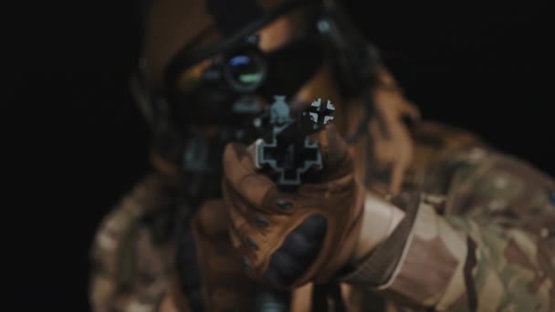 Eğitimli bir asker gözünün, savunma harekatı sırasında tüfekle dürbünü hedeflemesinin kesin amacı — Stok video