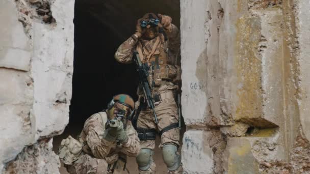 Soldados contingentes cautelosos vigilando las líneas enemigas — Vídeos de Stock