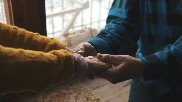 Warm und gemütlich. Nahaufnahme von männlichen und weiblichen Armen — Stockvideo