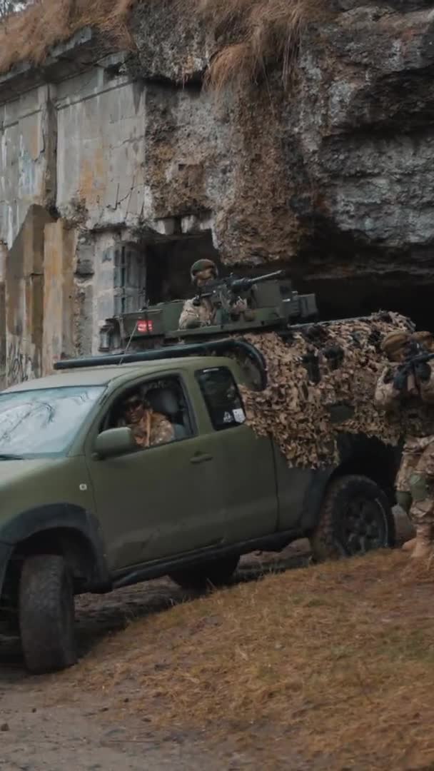 Disparo vertical: el escuadrón de defensa es protector del territorio recién adquirido — Vídeos de Stock