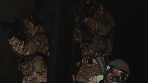 Все гендерное представительство в армии, позирующее в пещерах — стоковое видео