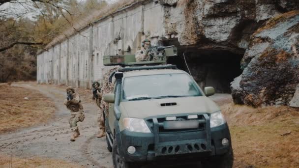 Intense regiment van vrouwen leidt hinderlaag in oorlogsgebied — Stockvideo