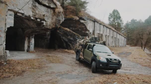 Potlačení úkrytu v jeskyni ženským praporem obrana — Stock video