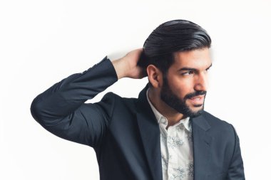 Latin iş adamının portresi. Kafasının arkasında bir el, izole edilmiş beyaz bir arka plan.