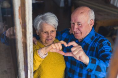 Uzun ve mutlu bir son sınıf çifti. Üst kattaki oturma odalarından orta ölçekli parmaklarıyla duyma şekli yaratıyor. Yaşlılar konsepti destekliyor.