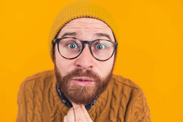 Primer plano de sorprendido joven empresario feliz en gafas con la mano en la barbilla —  Fotos de Stock