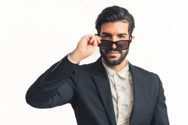 ciddi yakışıklı iş adamı güneş gözlüğü beyaz arka plan stüdyosu çekim konsepti orta yakın çekim 