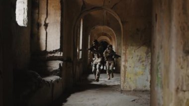 İsyancı haydut askerler isyancıların mülkünü istila ediyor.