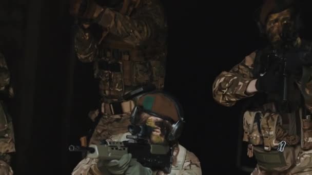 Περιτριγυρισμένο από εκφοβιστικούς στρατιώτες πλήρως οπλισμένους με τουφέκια — Αρχείο Βίντεο