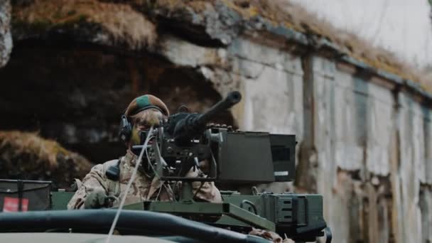 Rugged military grade machine gun mounted on truck unit — Stock Video