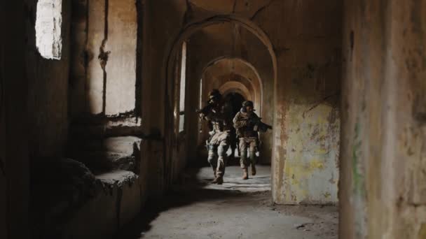 Opstandige schurken soldaten die rebellen eigendom binnenvallen — Stockvideo