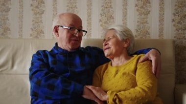 Eski tatlı anıları hatırlayan yaşlı insanlar konsept çekimleri destekliyor.