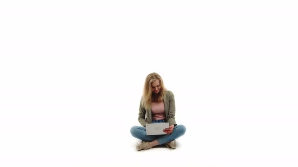 Jong blond vrouw werken in laptop full shot studio schot wit achtergrond kopiëren ruimte — Stockvideo