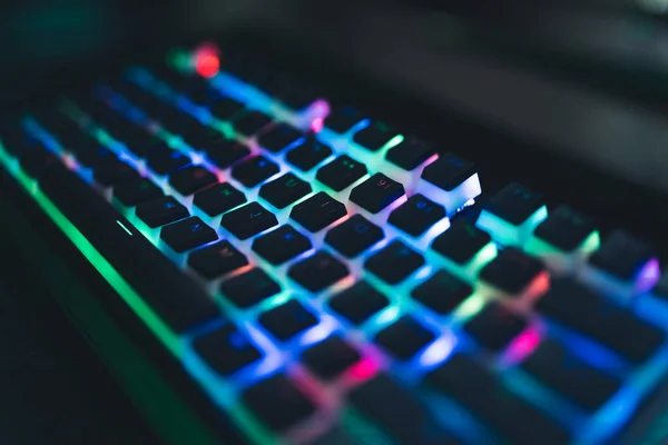 Teclado de juego con colorido modo noche luz moderna tecnología gamers espacio de trabajo —  Fotos de Stock