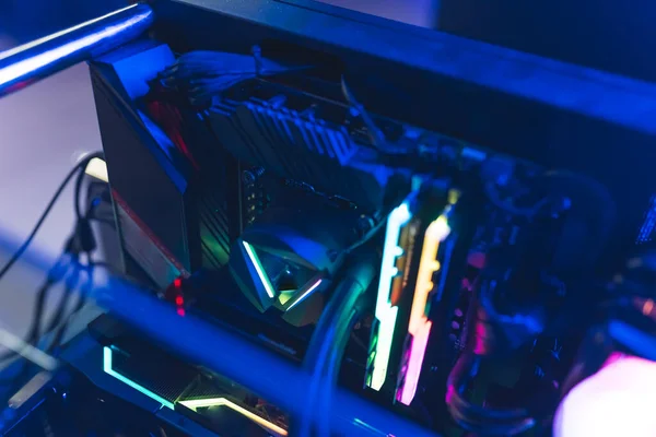 Gaming-PC-Rig mit Flüssigkeitskühlung und Licht im Inneren — Stockfoto