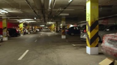 2022.04.24. Varşova, Polonya. Terk edilmiş ve zarar görmüş kırmızı araba park yerinde durdu.