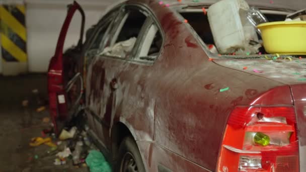 2022.04.24. Warsaw, Poland. the back part of destroyed red car on parking garage — Vídeos de Stock