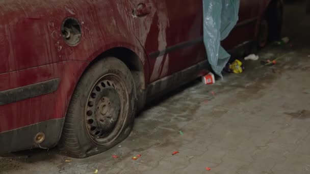 Garajdaki hasarlı ve terk edilmiş kırmızı arabanın videosu. — Stok video