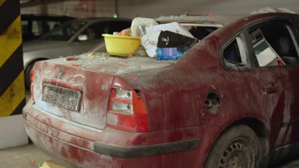 2022.04.24 Варшава, Польща. спустошена червона машина на парковці. — стокове відео