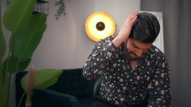 머리카락 상업적 개념. 윤기나는 검은 머리를 만지고 카메라 앞에서 웃고 있는 멋있어 보이는 스페인 청년 — 비디오