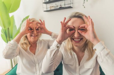 Anne ve kızı stüdyoda birlikte eğleniyorlar.