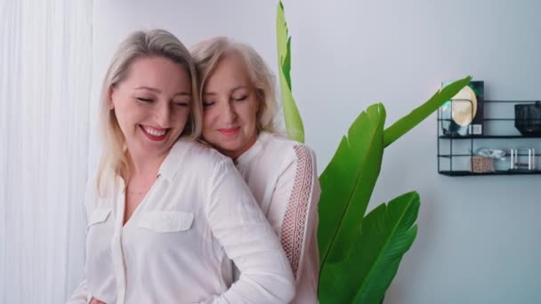 Dvě blondýny ženy objímání a mluvení střední detailní obývací pokoj well-being koncept — Stock video