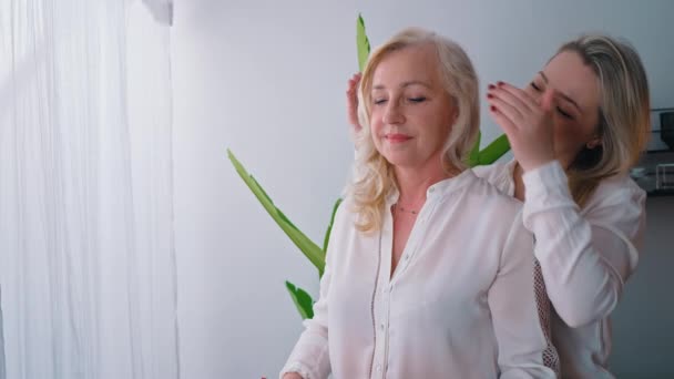 Blondýnka žena překvapen dárek prezentovaný její přítelkyně střední shot indoors dovolená koncept — Stock video