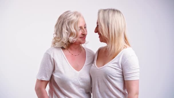 Dvě blondýny bělošky ženy mluví spolu láskyplně střední shot studio shot bílý pozadí ženský koncept — Stock video