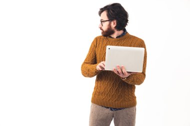 Elinde modern bir defter tutan, hardal kazak giymiş, kendine güvenen bir hipster 'ın beyaz arka planının çekimleri..