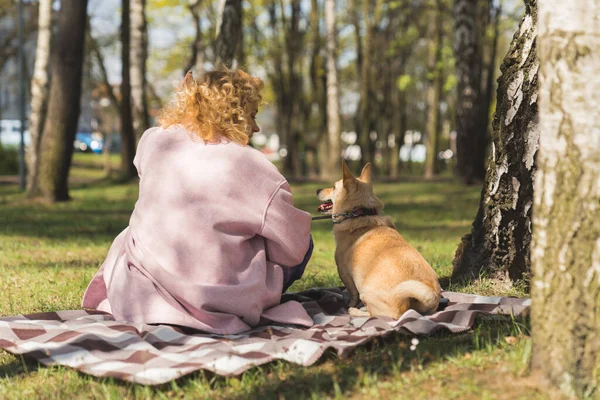 Tonårstjej med hund, utsikt bakifrån — Stockfoto