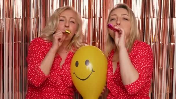 Mulheres europeias loiras celebrando algo médio closeup dentro de casa festa conceito — Vídeo de Stock