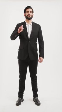 Süslü, İspanyol asıllı, ayakta duran ve işaret gösteren bir adamın dikey çekimleri..