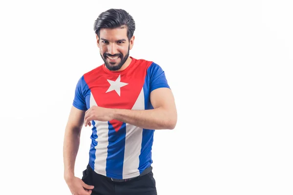 Snygg latinsk man dansar salsa rumba samtidigt bär en t-shirt med cubas flagga — Stockfoto