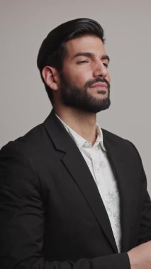 Dik çekim yapan adam düğmeleri bağlıyor. Takım elbise, gömlek. şık erkek giyim tarzı.