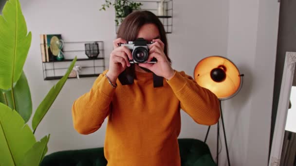 Giovane fotografo freelance nel suo studio a scattare un'altra foto. Trasformare passione e hobby in occupazione. — Video Stock