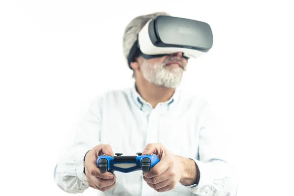 Man van middelbare leeftijd draagt Virtual Reality set - VR bril. geïsoleerd op wit — Stockfoto