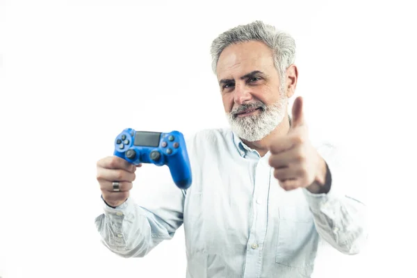 Man van middelbare leeftijd met de gamepad controller - geïsoleerd op witte achtergrond — Stockfoto