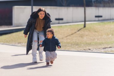 Küçük Afro-Amerikalı çocuk annesinden kaçar. 