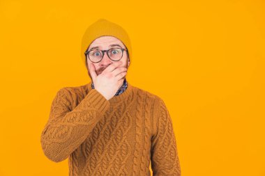 30 'lu yaşlarda, örgü kazaklı, sakalını sarı arka planda kapatan aynı bereli, harap olmuş beyaz bir hippi..