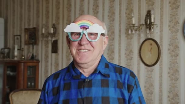 Vidám és vicces idősebb kaukázusi férfi kellékes szemüveg közepes közelkép beltéri idősek koncepció — Stock videók